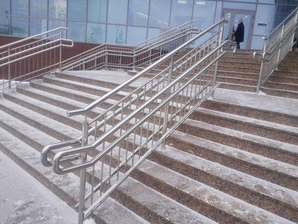 С дополнительным поручнем